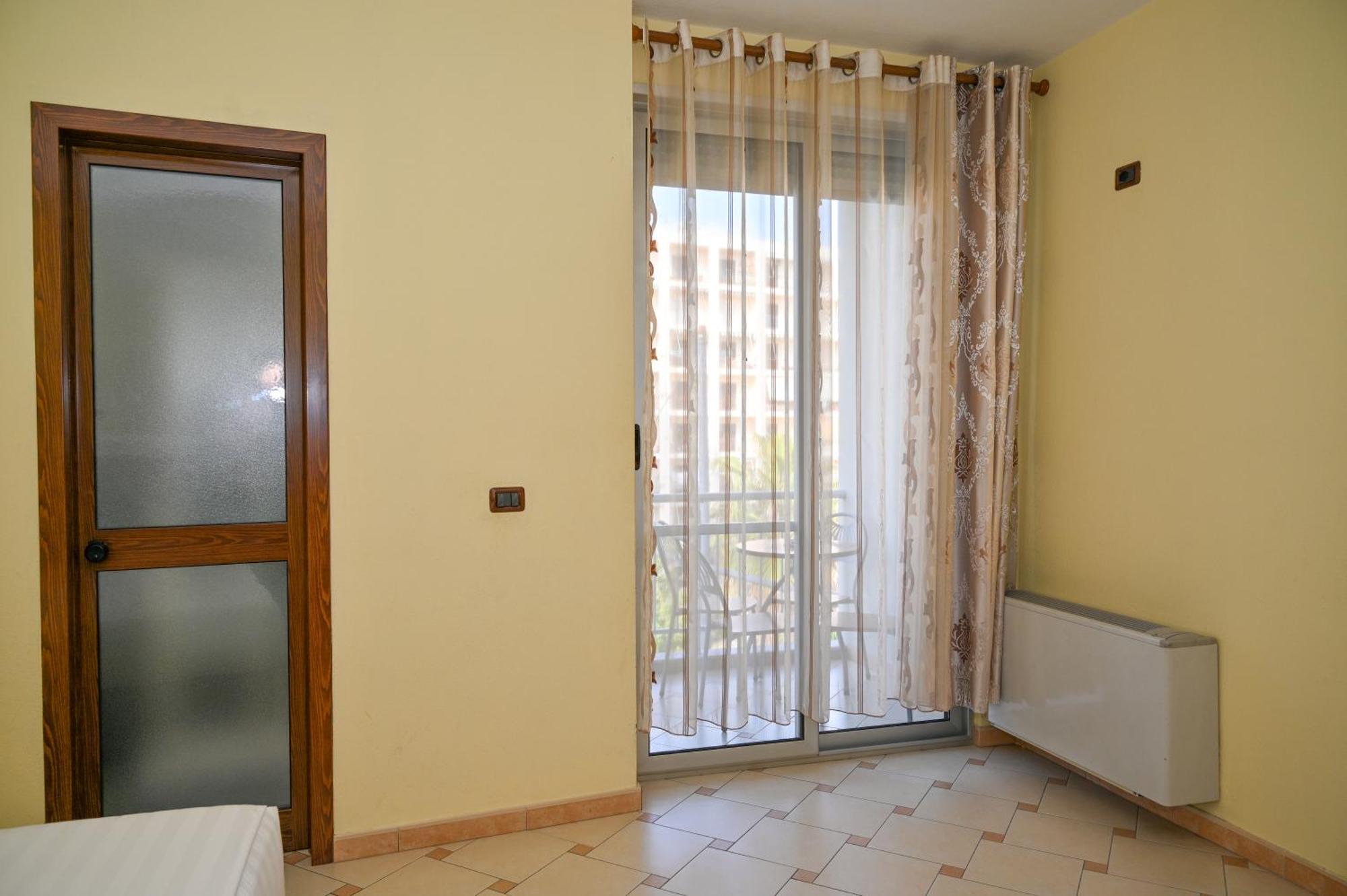 Hotel Emes 3*