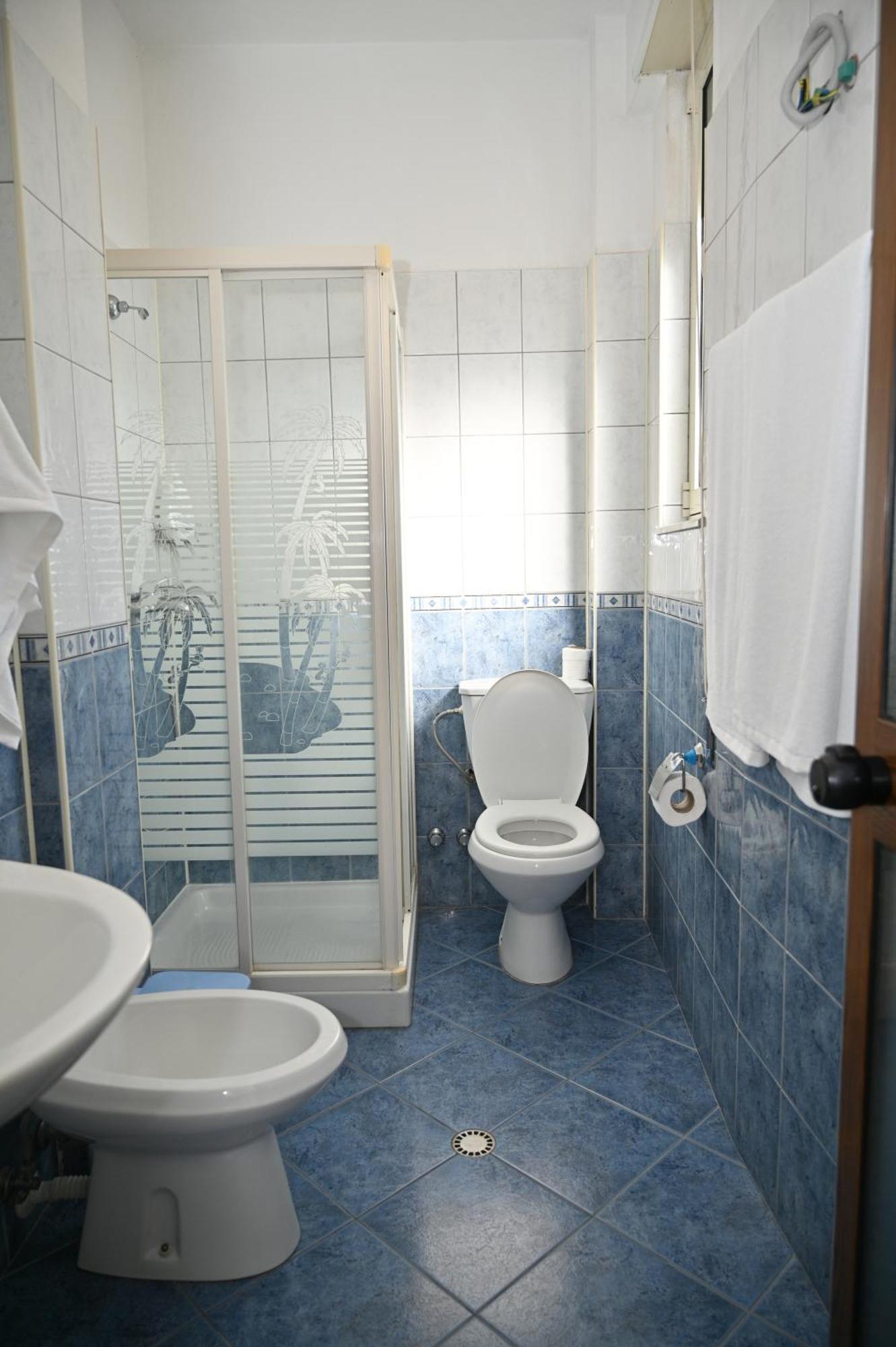 Emes Hotel 3*