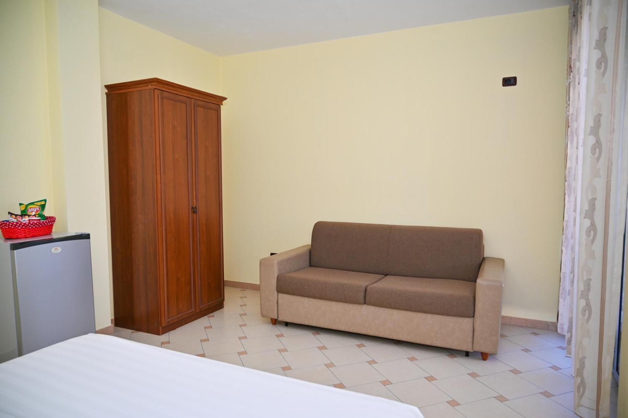 Hotel Emes