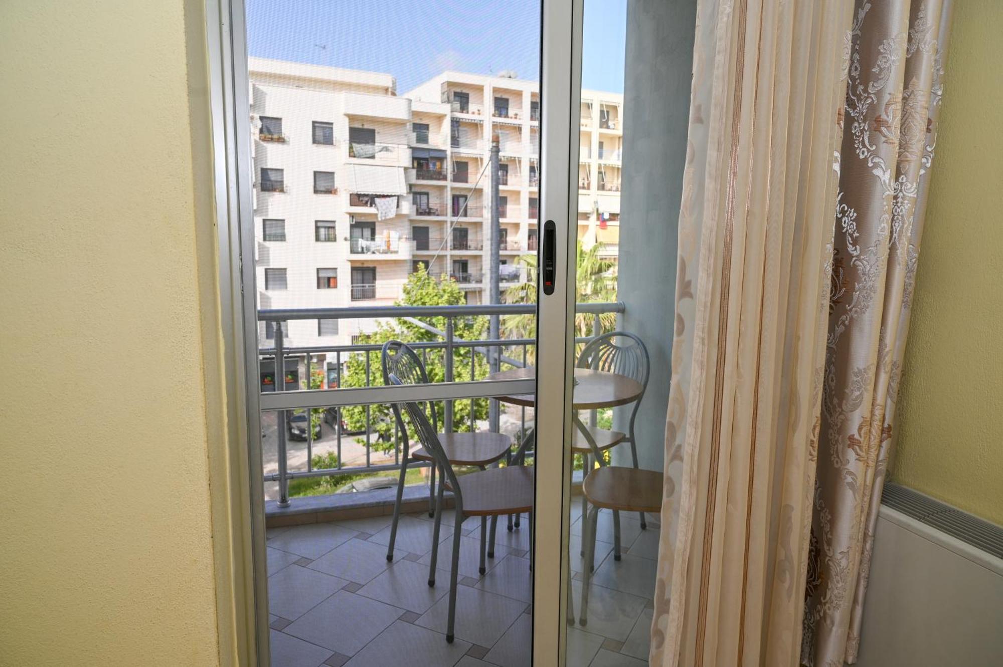 Emes Hotel 3*
