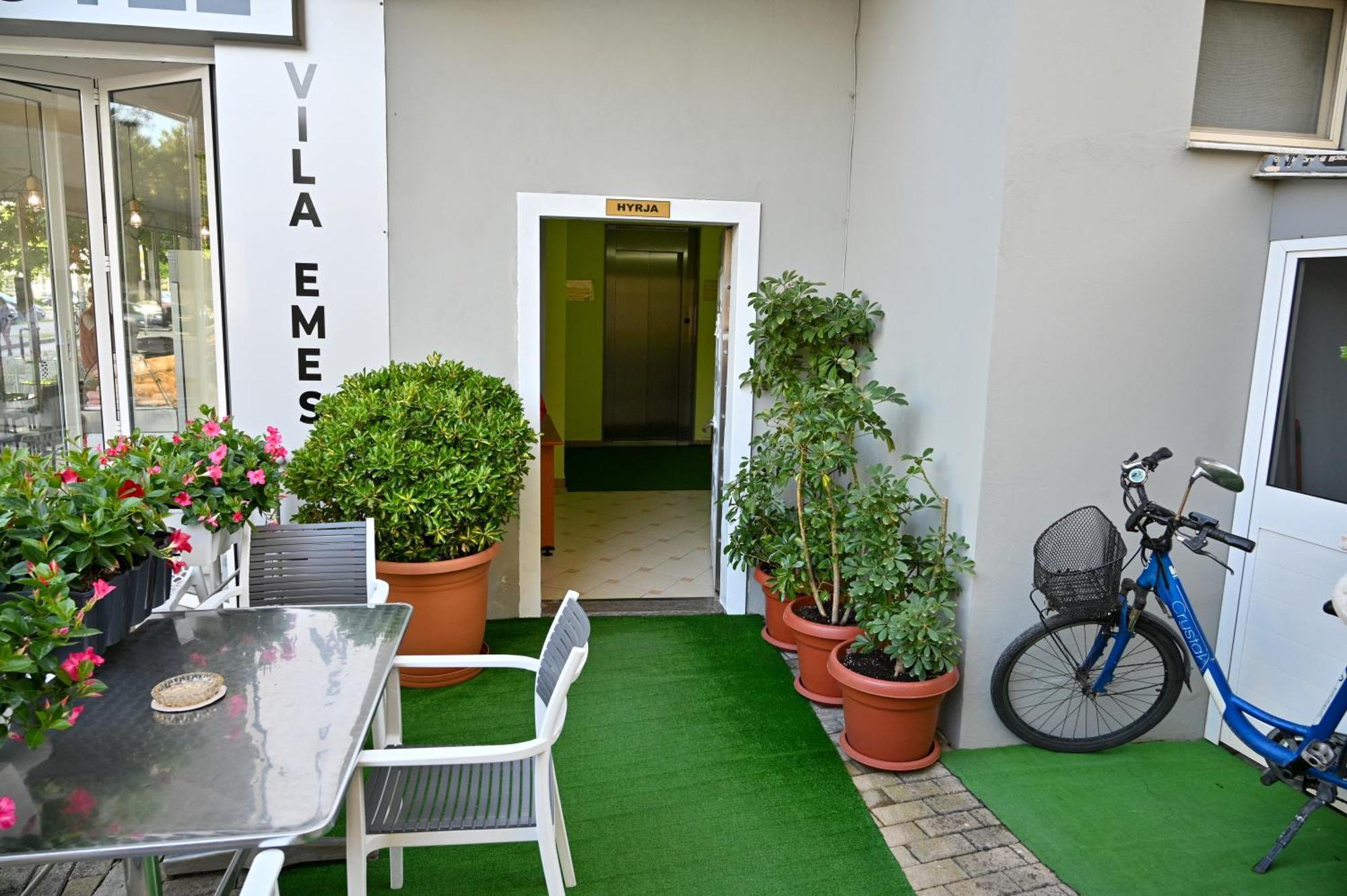 Hotel Emes